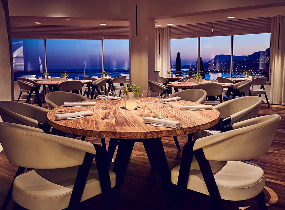 高級(jí)餐廳里的餐桌椅子