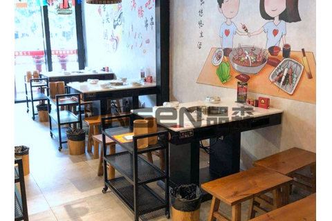 如何選擇火鍋?zhàn)缽S家來定制火鍋?zhàn)溃?><div><h3>如何選擇火鍋?zhàn)缽S家來定制火鍋?zhàn)溃?/h3><p>       也許你是一個(gè)新開張的火鍋店店主，也許你是一個(gè)家具設(shè)計(jì)師……那么，你是否還在為選擇什么樣的火鍋?zhàn)酪味鵁溃磕闶欠襁€在為市面上火鍋店桌椅的大小尺寸和您的房子大小不...</p><p>2019-11-12</p></div></a></li><li><a href=